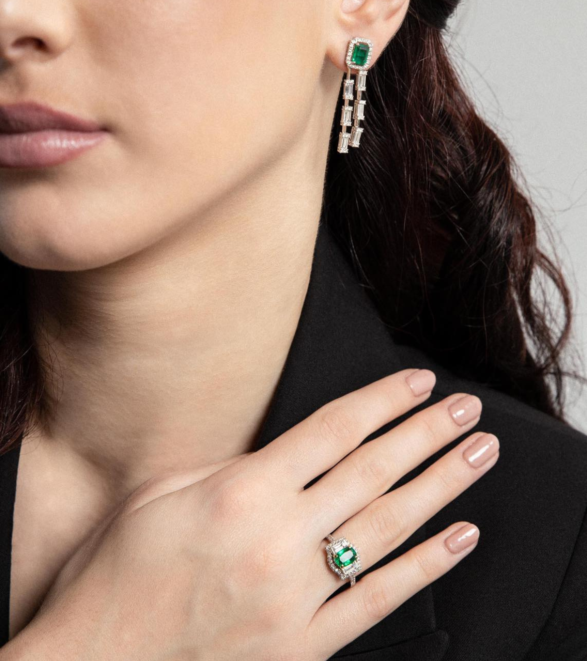 White Gold Earring with Baguette Diamonds and Emerald 03064 by Mentis Collection 