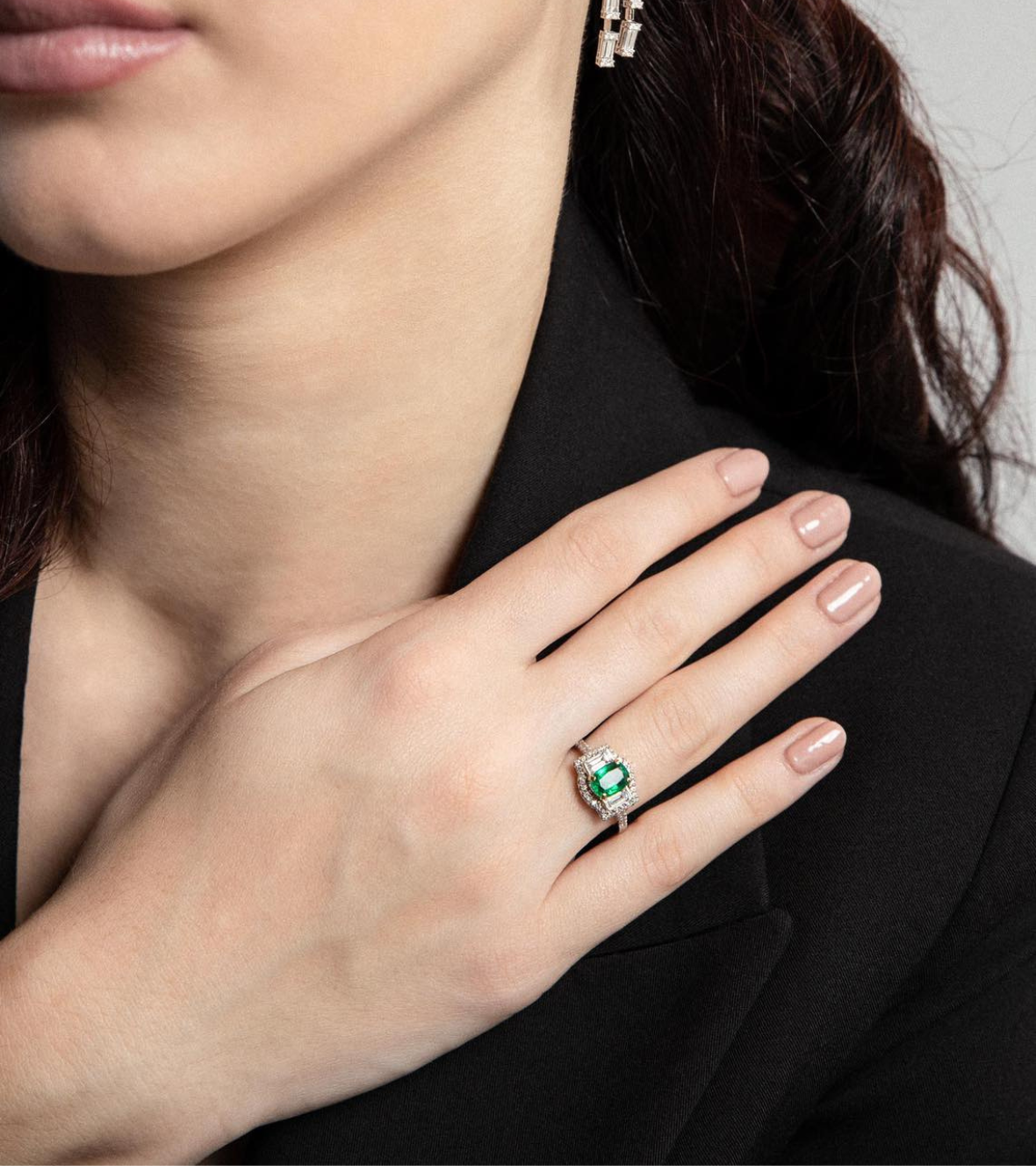 White Gold Ring with Baguette Diamonds and Emerald 03362 by Mentis Collection 