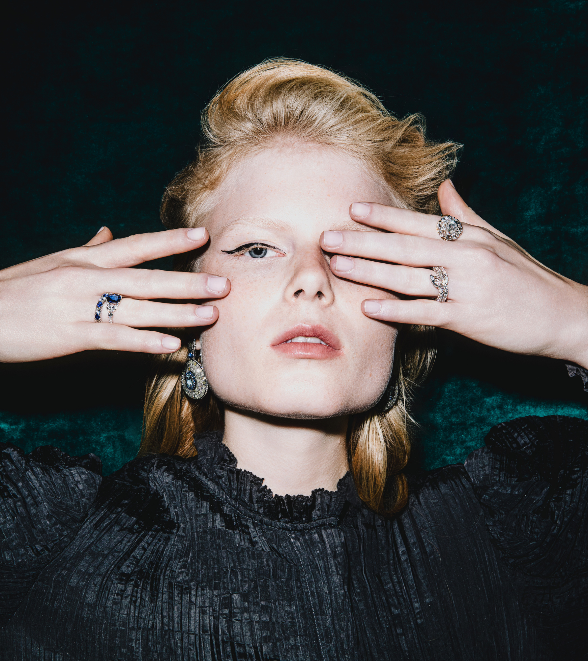 White gold 18 carats ring with Sapphire and brilliant diamonds by Mentis collection