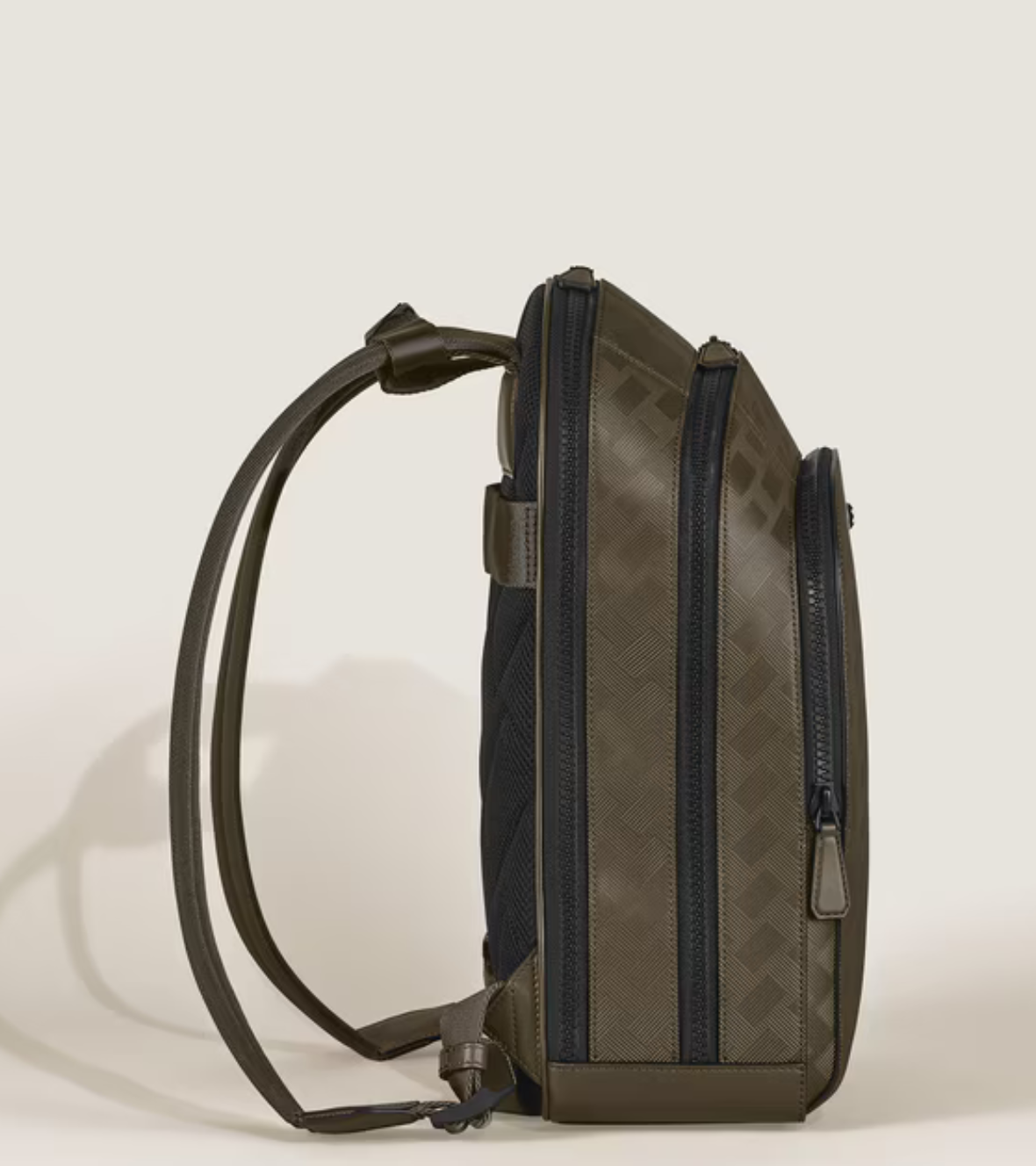 Medium Backpack with 3 Compartments in Extreme Leather